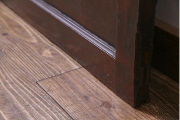 和製アンティーク　ヒノキ材　亀甲金網　たたき塗り　漆塗りが上品な印象与える庄内蔵戸(建具、格子戸、玄関戸)