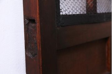 和製アンティーク　ヒノキ材　亀甲金網　たたき塗り　漆塗りが上品な印象与える庄内蔵戸(建具、格子戸、玄関戸)