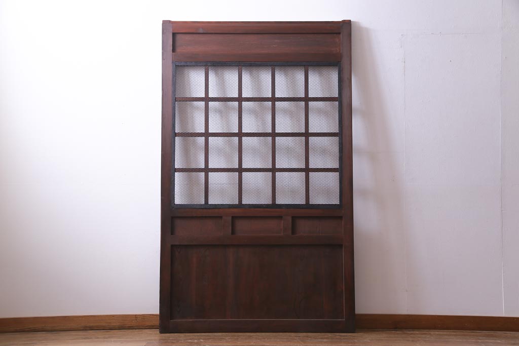 和製アンティーク　ヒノキ材　亀甲金網　たたき塗り　漆塗りが上品な印象与える庄内蔵戸(建具、格子戸、玄関戸)