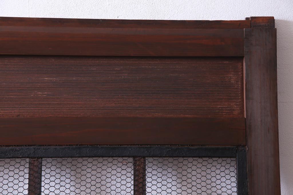 和製アンティーク　ヒノキ材　亀甲金網　たたき塗り　漆塗りが上品な印象与える庄内蔵戸(建具、格子戸、玄関戸)