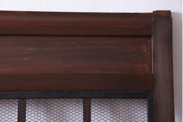 和製アンティーク　ヒノキ材　亀甲金網　たたき塗り　漆塗りが上品な印象与える庄内蔵戸(建具、格子戸、玄関戸)