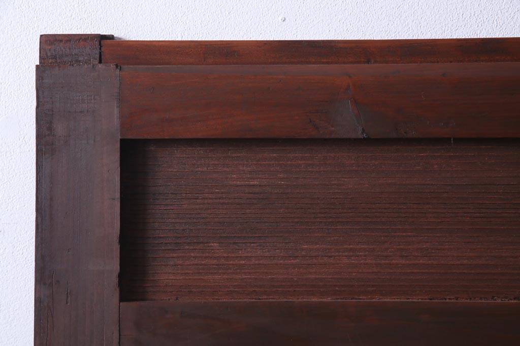 和製アンティーク　ヒノキ材　亀甲金網　たたき塗り　漆塗りが上品な印象与える庄内蔵戸(建具、格子戸、玄関戸)