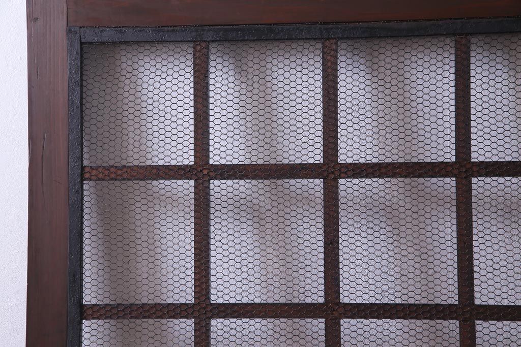 和製アンティーク　ヒノキ材　亀甲金網　たたき塗り　漆塗りが上品な印象与える庄内蔵戸(建具、格子戸、玄関戸)