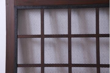 和製アンティーク　ヒノキ材　亀甲金網　たたき塗り　漆塗りが上品な印象与える庄内蔵戸(建具、格子戸、玄関戸)