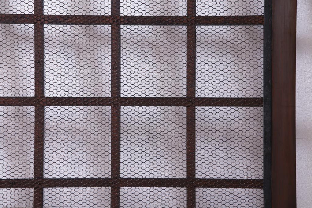 和製アンティーク　ヒノキ材　亀甲金網　たたき塗り　漆塗りが上品な印象与える庄内蔵戸(建具、格子戸、玄関戸)