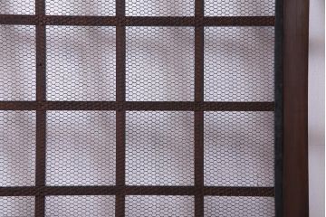 和製アンティーク　ヒノキ材　亀甲金網　たたき塗り　漆塗りが上品な印象与える庄内蔵戸(建具、格子戸、玄関戸)