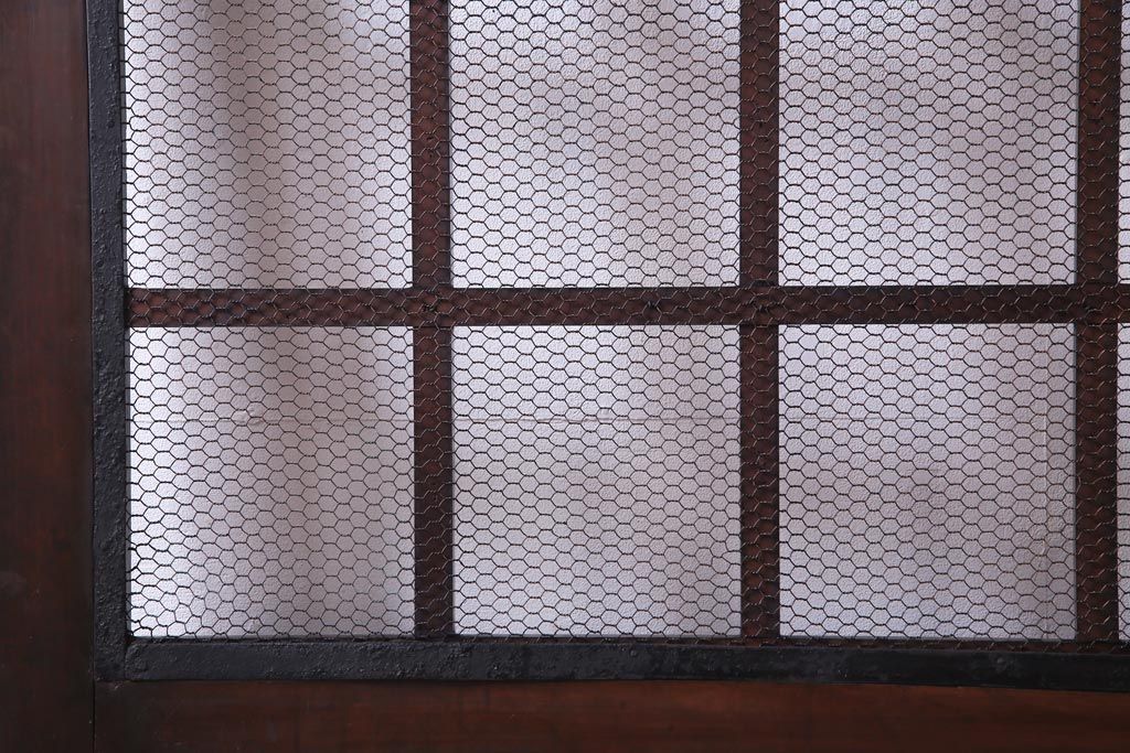 和製アンティーク　ヒノキ材　亀甲金網　たたき塗り　漆塗りが上品な印象与える庄内蔵戸(建具、格子戸、玄関戸)