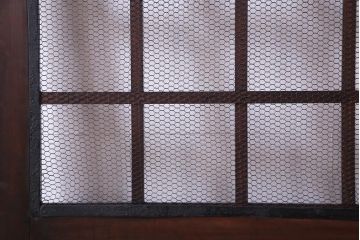 和製アンティーク　ヒノキ材　亀甲金網　たたき塗り　漆塗りが上品な印象与える庄内蔵戸(建具、格子戸、玄関戸)