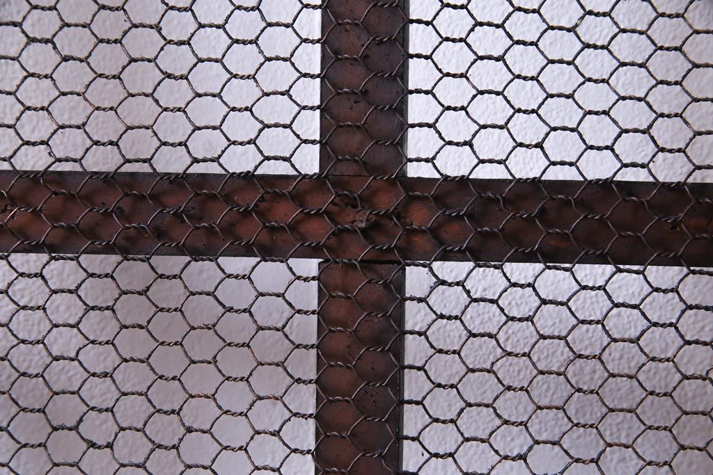 和製アンティーク　ヒノキ材　亀甲金網　たたき塗り　漆塗りが上品な印象与える庄内蔵戸(建具、格子戸、玄関戸)