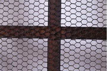 和製アンティーク　ヒノキ材　亀甲金網　たたき塗り　漆塗りが上品な印象与える庄内蔵戸(建具、格子戸、玄関戸)