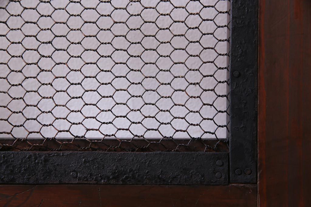 和製アンティーク　ヒノキ材　亀甲金網　たたき塗り　漆塗りが上品な印象与える庄内蔵戸(建具、格子戸、玄関戸)