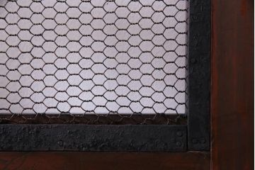 和製アンティーク　ヒノキ材　亀甲金網　たたき塗り　漆塗りが上品な印象与える庄内蔵戸(建具、格子戸、玄関戸)