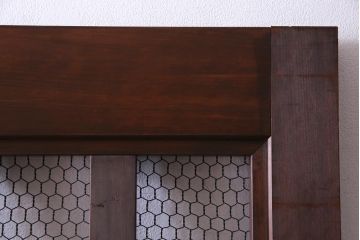 古民具・骨董　ケヤキ材・ヒノキ材　亀甲金網　巾着金具　上質な作りの格子蔵戸(建具、引き戸、玄関戸)