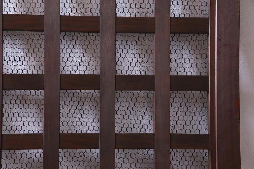 古民具・骨董　ケヤキ材・ヒノキ材　亀甲金網　巾着金具　上質な作りの格子蔵戸(建具、引き戸、玄関戸)