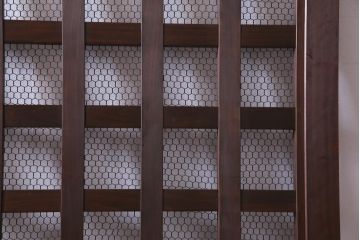 古民具・骨董　ケヤキ材・ヒノキ材　亀甲金網　巾着金具　上質な作りの格子蔵戸(建具、引き戸、玄関戸)