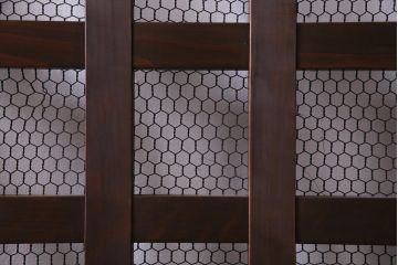 古民具・骨董　ケヤキ材・ヒノキ材　亀甲金網　巾着金具　上質な作りの格子蔵戸(建具、引き戸、玄関戸)