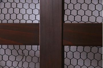 古民具・骨董　ケヤキ材・ヒノキ材　亀甲金網　巾着金具　上質な作りの格子蔵戸(建具、引き戸、玄関戸)