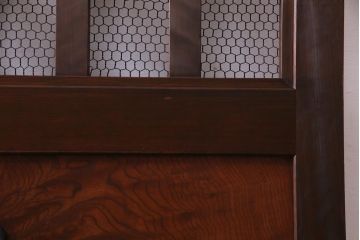 古民具・骨董　ケヤキ材・ヒノキ材　亀甲金網　巾着金具　上質な作りの格子蔵戸(建具、引き戸、玄関戸)