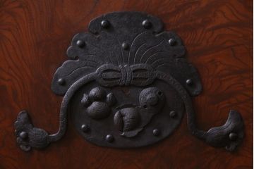 古民具・骨董　ケヤキ材・ヒノキ材　亀甲金網　巾着金具　上質な作りの格子蔵戸(建具、引き戸、玄関戸)