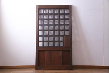 古民具・骨董　ケヤキ材・ヒノキ材　亀甲金網　巾着金具　上質な作りの格子蔵戸(建具、引き戸、玄関戸)