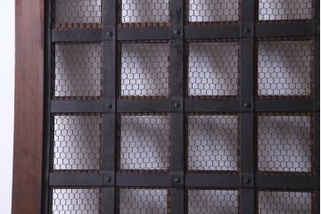 古民具・骨董　ケヤキ材・ヒノキ材　亀甲金網　巾着金具　上質な作りの格子蔵戸(建具、引き戸、玄関戸)