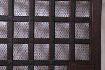 古民具・骨董　ケヤキ材・ヒノキ材　亀甲金網　巾着金具　上質な作りの格子蔵戸(建具、引き戸、玄関戸)