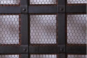 古民具・骨董　ケヤキ材・ヒノキ材　亀甲金網　巾着金具　上質な作りの格子蔵戸(建具、引き戸、玄関戸)