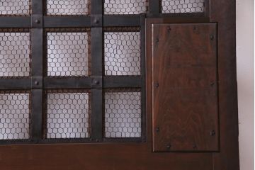 古民具・骨董　ケヤキ材・ヒノキ材　亀甲金網　巾着金具　上質な作りの格子蔵戸(建具、引き戸、玄関戸)