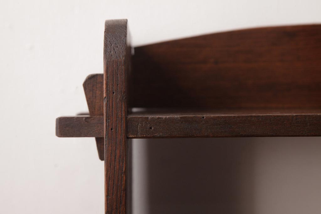 レトロ家具　昭和初期　栓材　楔(くさび)留め　レトロな雰囲気漂う本棚(飾り棚、陳列棚)