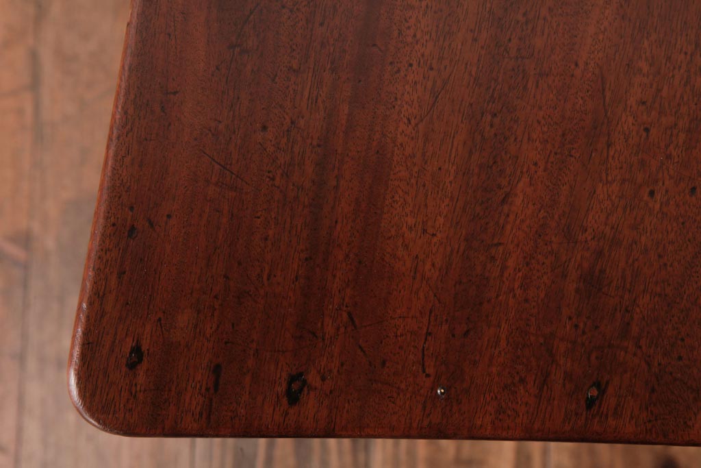 アンティーク家具　フランスアンティーク　マホガニー材　艶を帯びた滑らかな木肌が上品な板座チェア(ダイニングチェア、椅子)