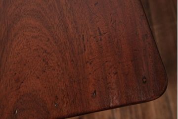 アンティーク家具　フランスアンティーク　マホガニー材　艶を帯びた滑らかな木肌が上品な板座チェア(ダイニングチェア、椅子)
