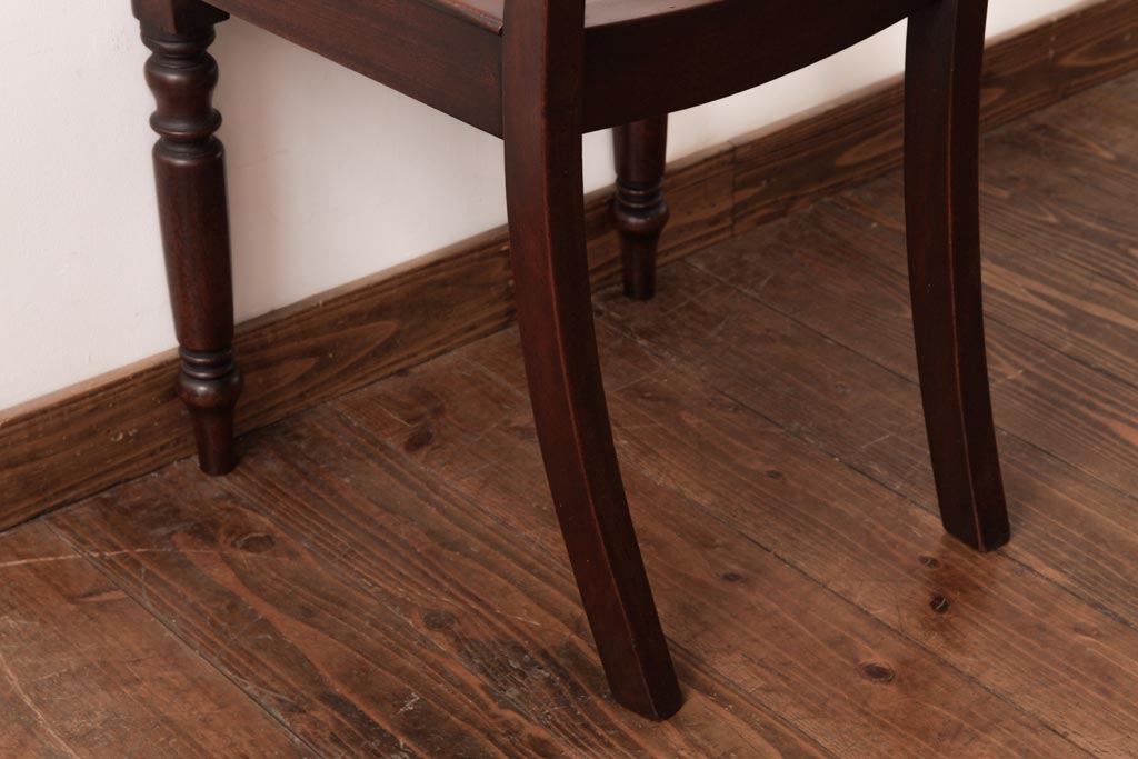 アンティーク家具　フランスアンティーク　マホガニー材　艶を帯びた滑らかな木肌が上品な板座チェア(ダイニングチェア、椅子)