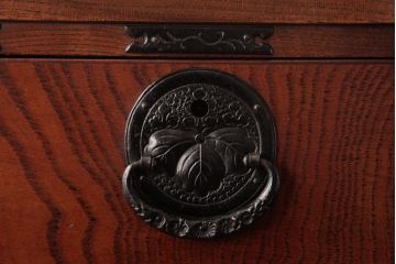 中古　岩谷堂箪笥　桐紋　小振りで取り入れやすい整理箪笥(縦型チェスト、桐箪笥、桐たんす)(定価約28万円)