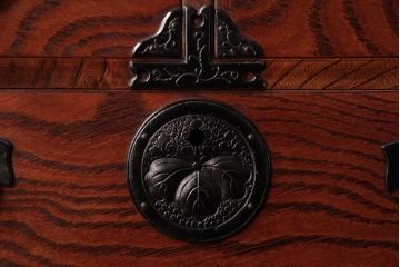 中古　岩谷堂箪笥　桐紋　小振りで取り入れやすい整理箪笥(縦型チェスト、桐箪笥、桐たんす)(定価約28万円)