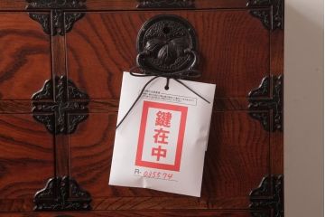 中古　岩谷堂箪笥　桐紋　小振りで取り入れやすい整理箪笥(縦型チェスト、桐箪笥、桐たんす)(定価約28万円)