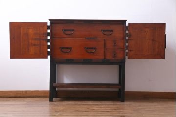 和製アンティーク　リメイク家具　観音開き・脚付き　十字金具が渋さ醸し出す時代箪笥サイドボード(収納棚、戸棚)