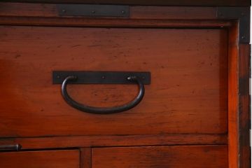 和製アンティーク　リメイク家具　観音開き・脚付き　十字金具が渋さ醸し出す時代箪笥サイドボード(収納棚、戸棚)