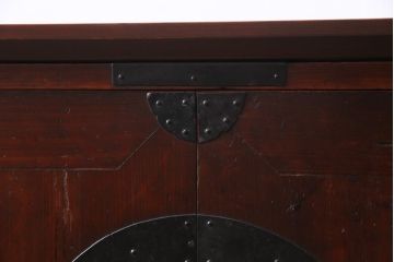 和製アンティーク　リメイク家具　観音開き・脚付き　十字金具が渋さ醸し出す時代箪笥サイドボード(収納棚、戸棚)