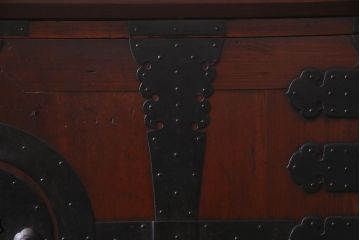 和製アンティーク　リメイク家具　観音開き・脚付き　十字金具が渋さ醸し出す時代箪笥サイドボード(収納棚、戸棚)