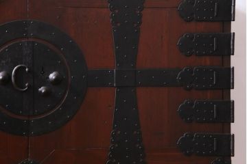 和製アンティーク　リメイク家具　観音開き・脚付き　十字金具が渋さ醸し出す時代箪笥サイドボード(収納棚、戸棚)