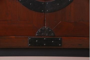 和製アンティーク　リメイク家具　観音開き・脚付き　十字金具が渋さ醸し出す時代箪笥サイドボード(収納棚、戸棚)