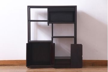 アンティーク家具　昭和初期　時代物　紫檀材　シンプルな浮彫の意匠がモダンな茶棚(飾棚、飾り棚)