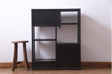 アンティーク家具　昭和初期　時代物　紫檀材　シンプルな浮彫の意匠がモダンな茶棚(飾棚、飾り棚)