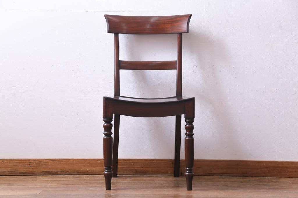 アンティーク家具　フランスアンティーク　マホガニー材　艶を帯びた滑らかな木肌が上品な板座チェア(ダイニングチェア、椅子)(1)