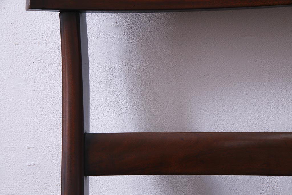 アンティーク家具　フランスアンティーク　マホガニー材　艶を帯びた滑らかな木肌が上品な板座チェア(ダイニングチェア、椅子)(1)