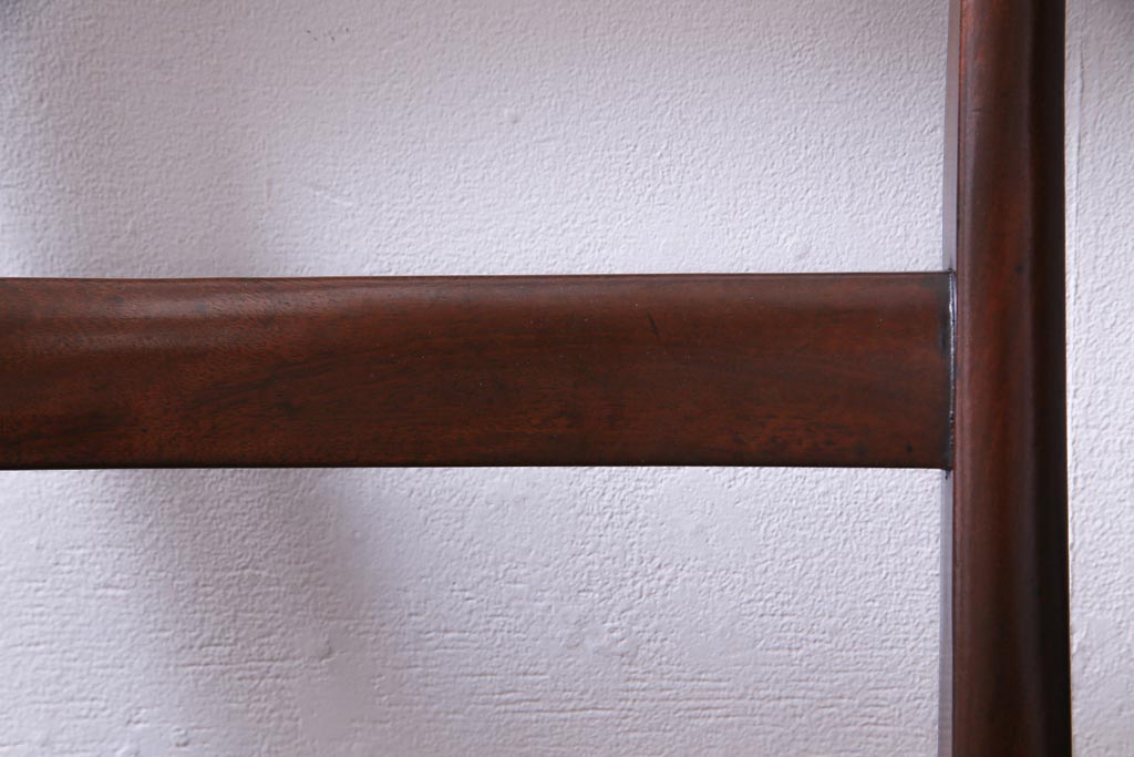 アンティーク家具　フランスアンティーク　マホガニー材　艶を帯びた滑らかな木肌が上品な板座チェア(ダイニングチェア、椅子)(1)