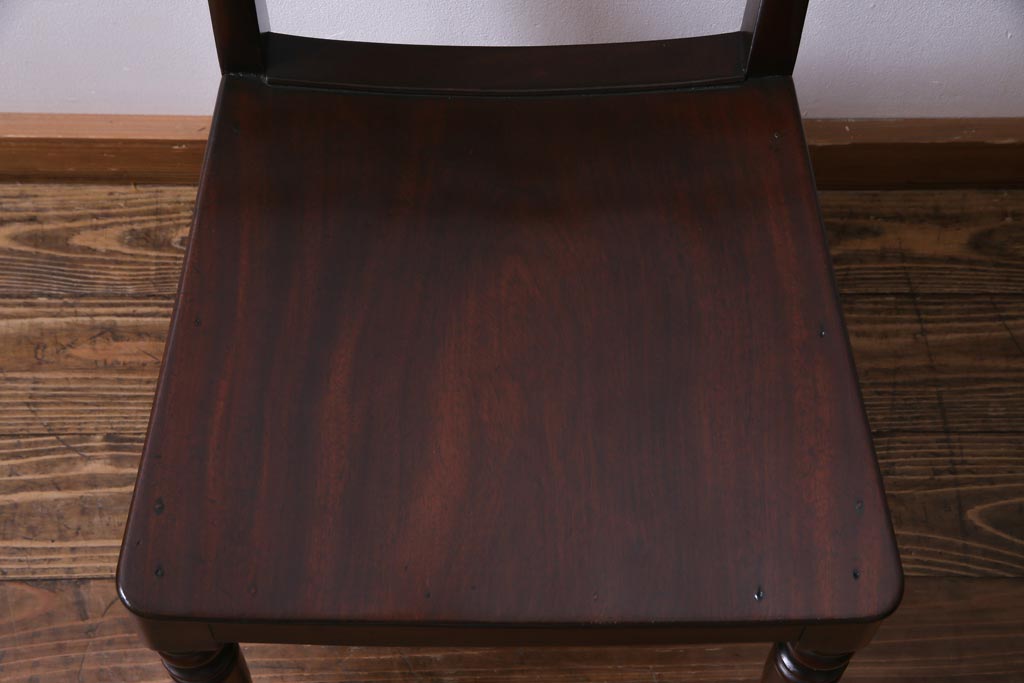 アンティーク家具　フランスアンティーク　マホガニー材　艶を帯びた滑らかな木肌が上品な板座チェア(ダイニングチェア、椅子)(1)