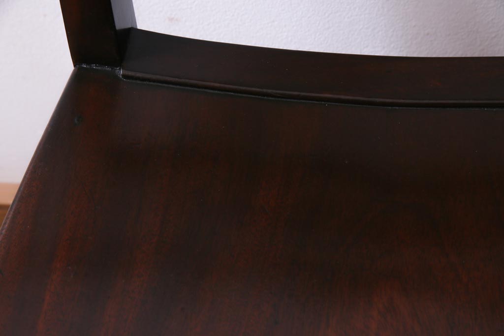 アンティーク家具　フランスアンティーク　マホガニー材　艶を帯びた滑らかな木肌が上品な板座チェア(ダイニングチェア、椅子)(1)