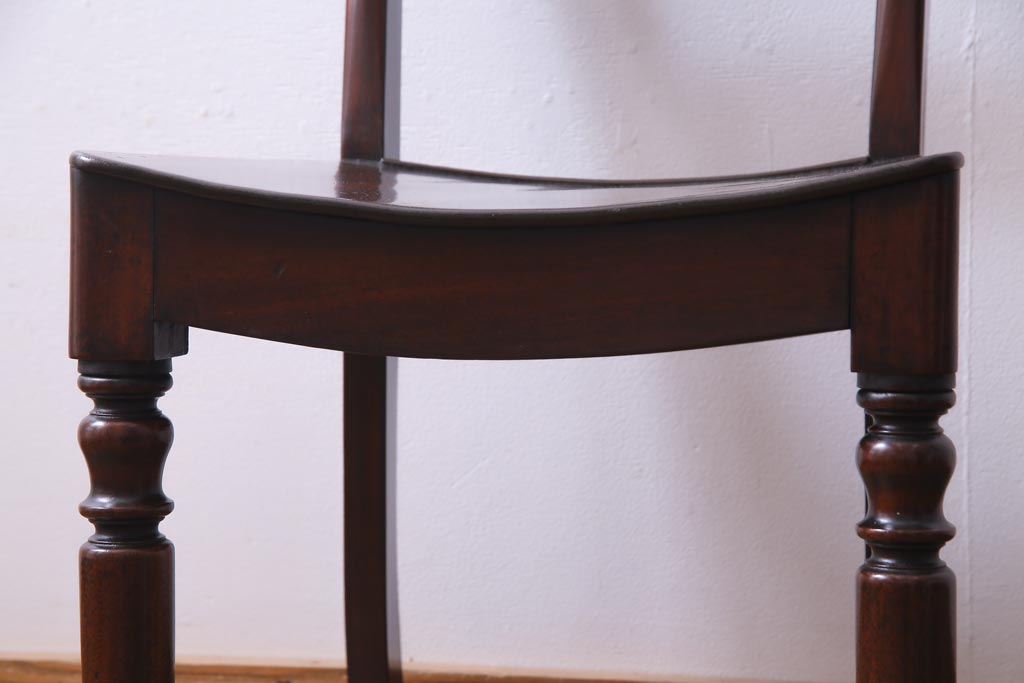 アンティーク家具　フランスアンティーク　マホガニー材　艶を帯びた滑らかな木肌が上品な板座チェア(ダイニングチェア、椅子)(1)