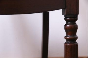 アンティーク家具　フランスアンティーク　マホガニー材　艶を帯びた滑らかな木肌が上品な板座チェア(ダイニングチェア、椅子)(1)